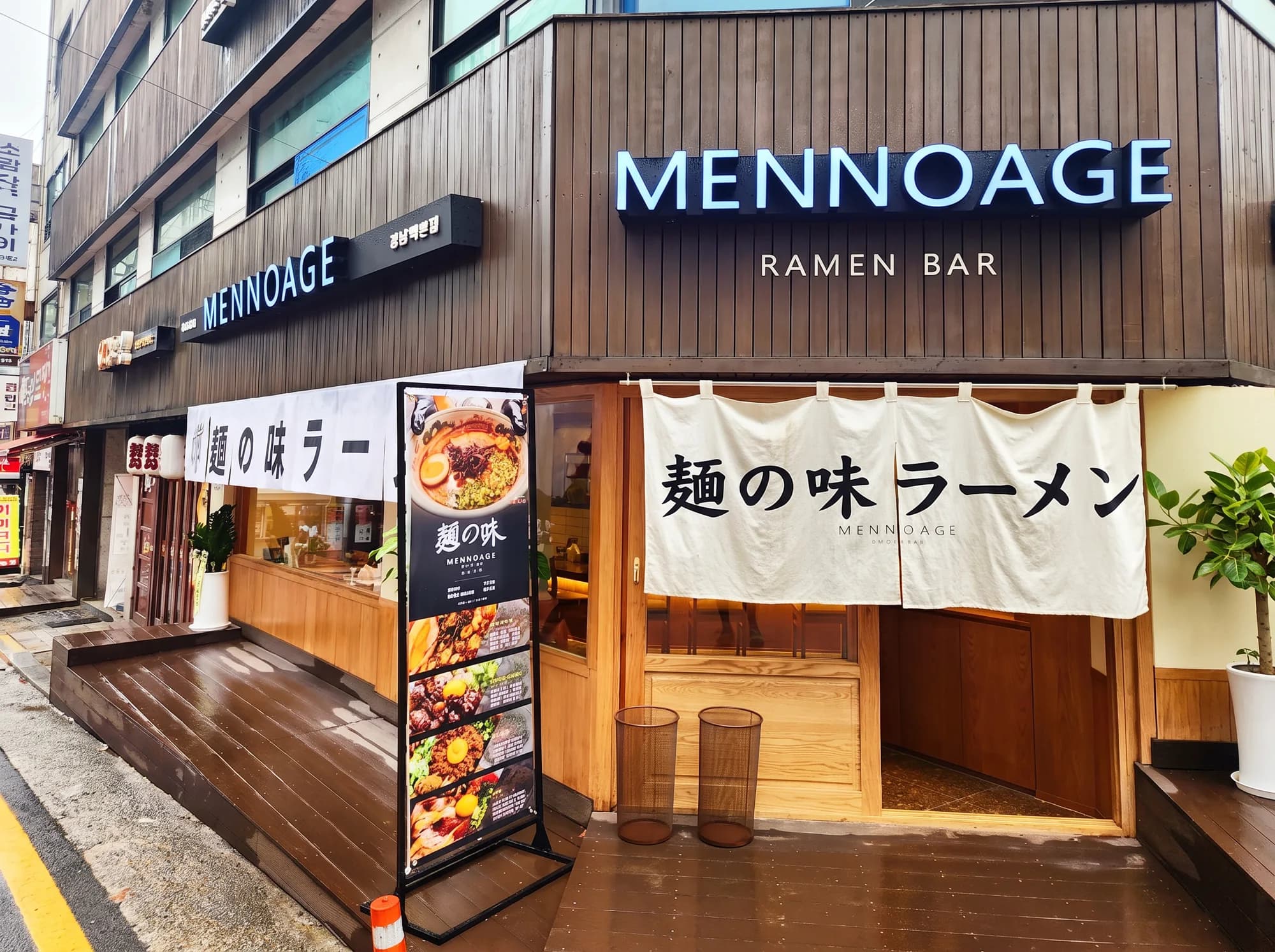 멘노아지 강남역본점 코너 외관 — RAMEN BAR 간판과 노렌